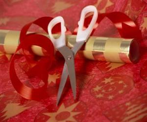 Puzle Ferramentas para embrulhar presentes de feriado: tesoura, papel e fita para o laço
