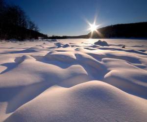 Puzle formas sinuosas no Lago Eagle em Ontário, Canadá