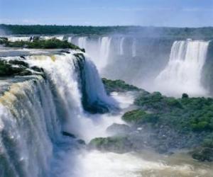 Puzle Grande catarata com suas inúmeras cachoeiras e nuvens de vapor subendo