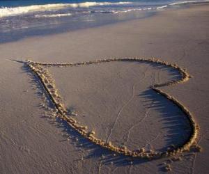 Puzle Grande coração desenhada na areia