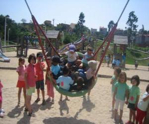 Puzle Grupo de crianças brincando no parque