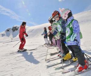 Puzle Grupo de crianças atentos para o instrutor de esqui