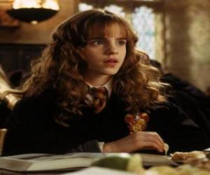 Puzle Hermione Granger, amiga de Harry, lendo um livro na escola
