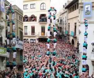 Puzle Histórica construção humana, 'castell', torre de dois pessoas para oito andares, carregado e descarregado por Castellers de Vilafranca a 1 novembro de 2010