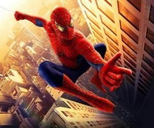 Puzle Homem-Aranha saltando entre os edifícios da cidade, com seu balanço de aranha