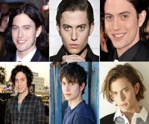 Puzle Jackson Rathbone é um ator e músico, mais conhecido por seu papel de Jasper Hale na adaptação cinematográfica da saga de Stephenie Meyer, Crepúsculo.