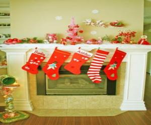 Puzle Lareira no Natal com as meias penduradas e com as decorações do Natal