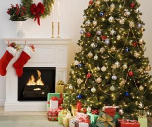 Puzle Lareira no Natal com as meias penduradas e com as decorações do Natal