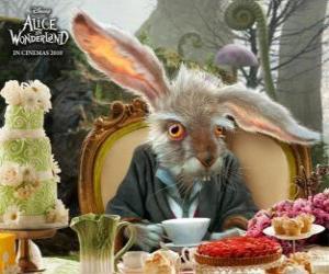 Puzle March Hare, é famosa por lançar através do ar bules e outros objetos