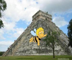 Puzle Maya the Bee na frente de um templo maia