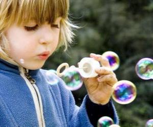 Puzle Menina brincando a fazer bolhas de sabão