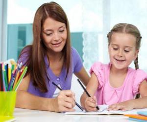 Puzle Menina brincando a pintar com a mãe