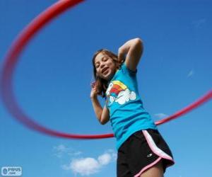 Puzle Menina brincando com o bambolê, hula hoop girando na cintura