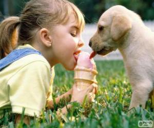 Puzle Menina e cão partilha um sorvete