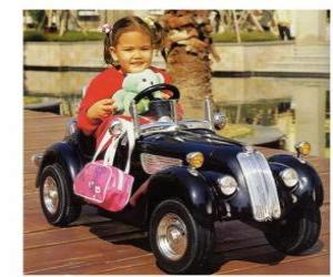 Puzle Menina em um carro de brinquedo clássico