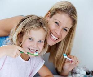 Puzle Menina escovando os dentes, uma prática essencial para a saúde dental