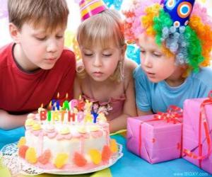 Puzle Menina no momento de soprar as velas do seu bolo de aniversário