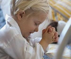 Puzle Menina orando com as mãos em oração