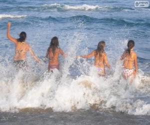 Puzle Meninas tomando banho no mar