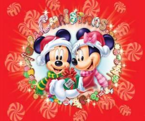 Puzle Mickey e Minnie Mouse bem abrigados com chapéus de Santa Claus 