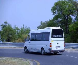 Puzle Minibus em uma viagem para a montanha