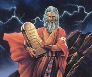 Puzle Moisés com as tábuas da lei sobre as quais são escritos os dez mandamentos