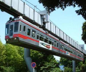 Puzle Monotrilho suspenso. Passageiros do monorail desfrutando de vistas sobre o recinto de feiras