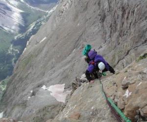 Puzle Montanhista escalando um pico