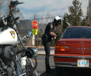 Puzle Motorizada policial com sua moto e colocar uma multa a um condutor