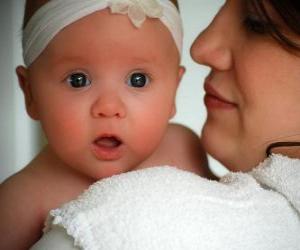 Puzle Mãe abraçando seu filho com amor