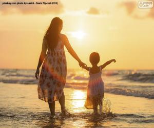 Puzle Mãe com a filha na praia