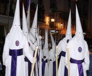 Puzle Nazarenos ou penitentes numa procissão durante a Semana Santa com capuz ou cone, manto e capa