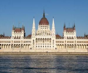 Puzle O impressionante edifício do parlamento húngaro, em Budapeste, na margem do Danúbio