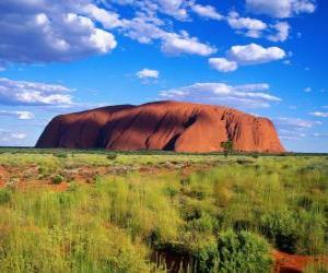 Puzle O monólito enorme de Uluru Parque Nacional Uluru-Kata Tjuta, Austrália.