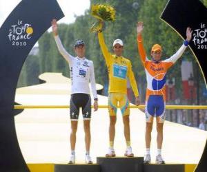 Puzle O pódio da 97 Tour de France: Alberto Contador, Andy Schleck e Denis Menchov, no Arco do Triunfo eo Champs Elysees fundo