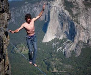 Puzle O slackline é um esporte de equilíbrio que utiliza uma fita que está presa entre dois pontos fixos