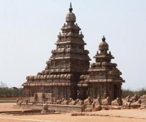 Puzle O Templo da Costa está localizado na Baía de Bengala e é construída de blocos de granito, Mahabalipuram, Índia