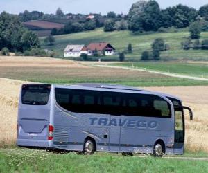 Puzle Ônibus de passageiros na paisagem