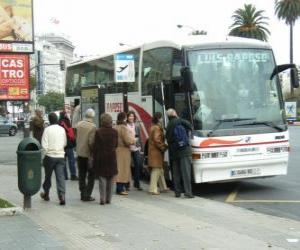 Puzle Ônibus urbano no paragem do autocarro