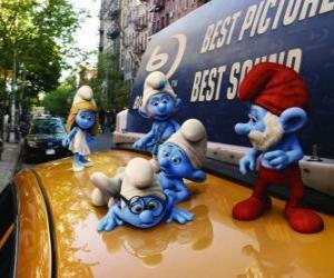 Puzle Os Smurfs no teto de um táxi