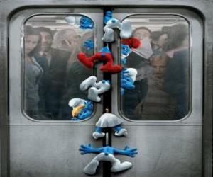 Puzle Os Smurfs são capturados nas portas do metrô - Os Smurfs, filme -