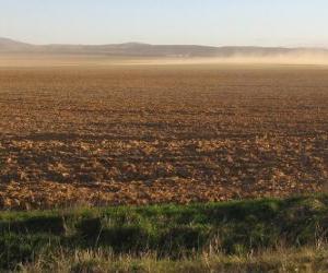 Puzle Paisagem rural com um campo arado em primeiro plano