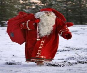 Puzle Papai Noel carregando o grande saco de presentes de Natal no mato