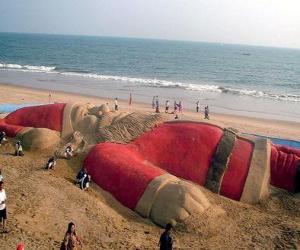Puzle Papai Noel ou Papai Natal escultura feita na praia