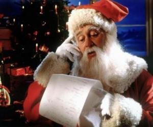 Puzle Papai Noel verificando a lista de nomes para entregar os presentes de Natal