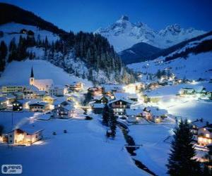 Puzle Pequena cidade completamente nevada na véspera de Natal