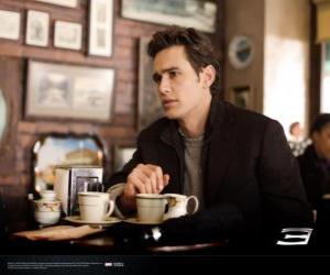 Puzle Peter Parker, pensativamente sentado em uma cafetria de Nova York