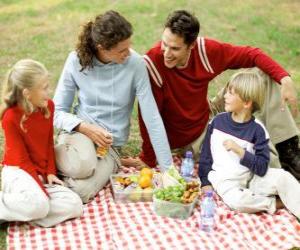 Puzle Piquenique no campo para desfrutar da natureza e dos alimentos