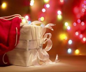 Puzle Presente de Natal embrulhado em papel branco e decorado com um arco