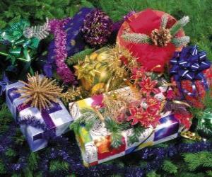 Puzle Presentes de Natal adornadas com fitas e folhas do pinheiro